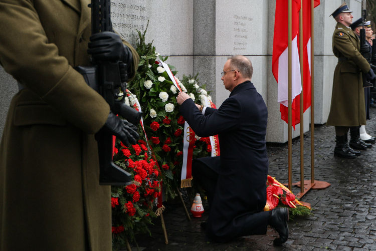 Prezydent Andrzej Duda (C) podczas uroczystości z okazji Narodowego Dnia Pamięci Żołnierzy Wyklętych w kwaterze na Łączce na Powązkach Wojskowych w Warszawie. PAP/Paweł Supernak