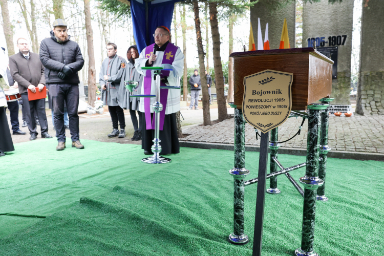 Kardynał Grzegorz Ryś oraz rabin Dawid Szychowski z Gminy Wyznaniowej Żydowskiej w Łodzi uczestniczyli w poniedziałek w pogrzebie szczątków rosyjskiego terroru z początku XX wieku, fot. PAP/Marian Zubrzycki
