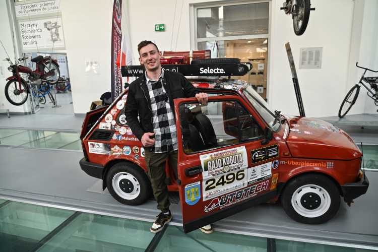 Piotr Kasper i jego maluch (fiat 126p) w Muzeum Techniki i Komunikacji w Szczecinie, fot. PAP/Marcin Bielecki