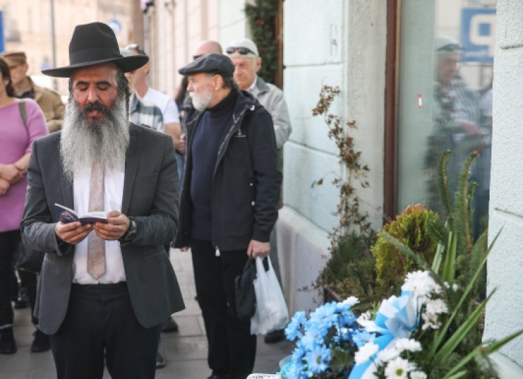 Naczelny Rabin Krakowa Boaz Gadka pod tablicą przy pl. Bohaterów Getta 6 w Krakowie, przed rozpoczęciem Marszu Pamięci do Płaszowa, fot. PAP/Łukasz Gągulski