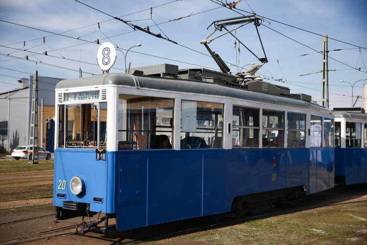 Historyczny tramwaj zestawiony z wagonów typu N w zajezdni Podgórze w Krakowie. Fot. PAP/Łukasz Gągulski