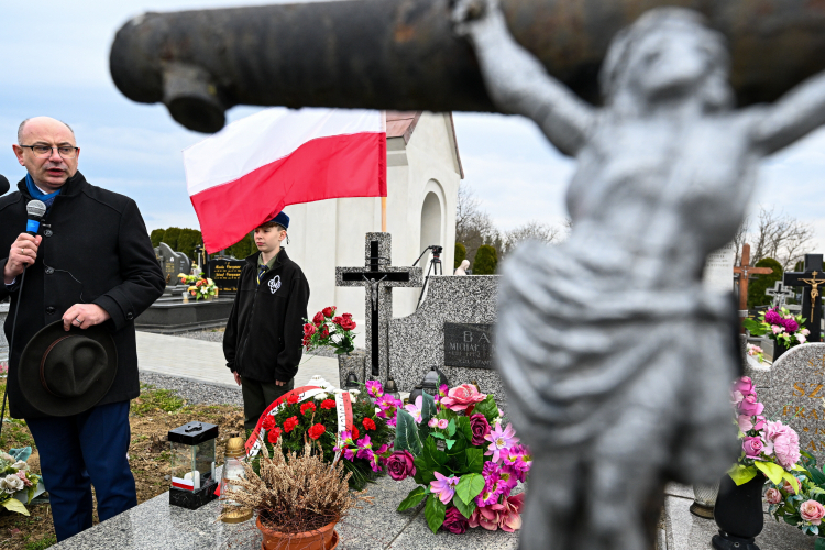 Wiceprezes IPN Mateusz Szpytma przemawia przed grobem ratującego Żydów małżeństwa Marii i Michała Barów na cmentarzu parafialnym w Markowej. Fot. PAP/Darek Delmanowicz