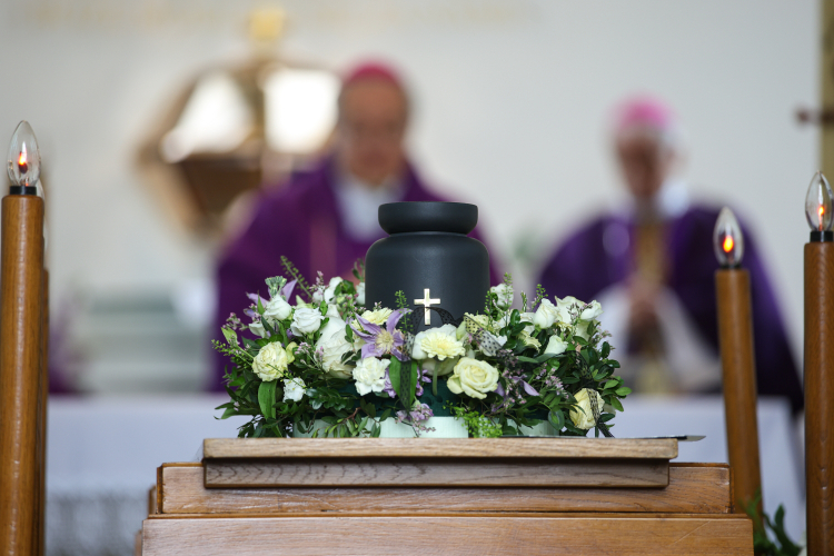 Uroczystości pogrzebowe reżysera, malarza, fotografika, twórcy Sceny Plastycznej KUL Leszka Mądzika w Kaplicy Wszystkich Świętych na Cmentarzu Salwatorskim w Krakowie. PAP/Łukasz Gągulski