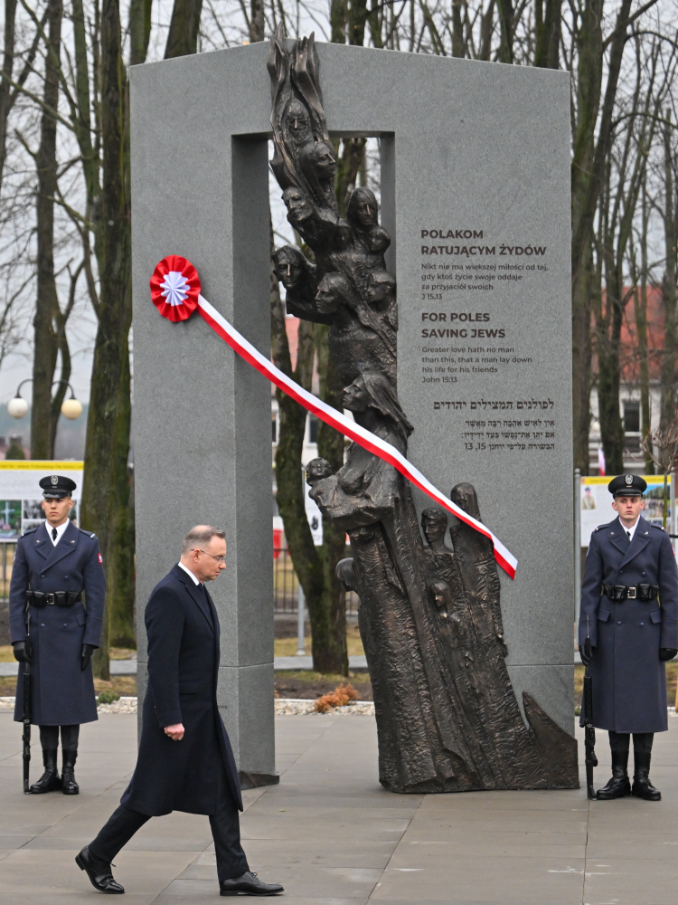 Prezydent RP Andrzej Duda (C) podczas uroczystości odsłonięcia pomnika poświęconego Polakom ratującym Żydów, odbywających się na placu Zwycięstwa w Ciepielowie, 24 bm. Trwają obchody Narodowego Dnia Pamięci Polaków ratujących Żydów pod okupacją niemiecką. (amb) PAP/Piotr Polak