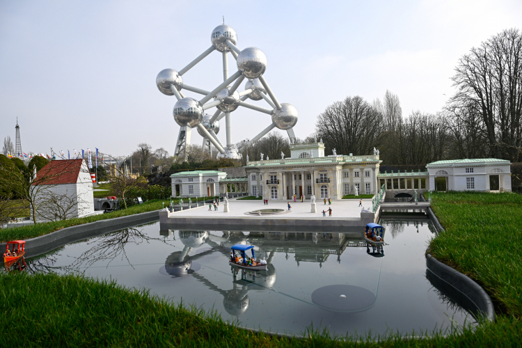 Inauguracja nowych polskich obiektów w Parku Mini-Europe w Brukseli - Pałacu na Wyspie oraz Pomnika Chopina z Muzeum Łazienki Królewskie. PAP/Wiktor Dąbkowski