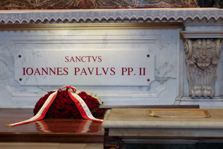 Wieniec złożony przez prezydenta RP Andrzeja Dudę z małżonką przed grobem św. Jana Pawła II w Bazylice św. Piotra w Watykanie w Bazylice św. Piotra w Watykanie. PAP/Albert Zawada
