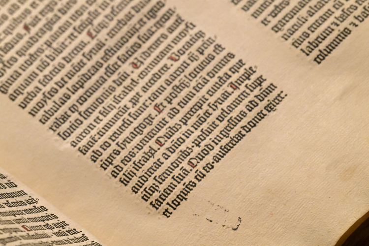 Pelplińska Biblia Gutenberga na ekspozycji stałej „Wokół Pelplińskiej Biblii Gutenberga”, w Muzeum Diecezjalnym w Pelplinie. PAP/Andrzej Jackowski
