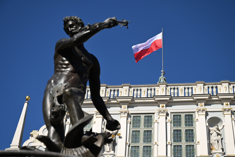 Obchody 80. rocznicy powrotu Gdańska w granice Polski, 28 bm. na Długim Targu w Gdańsku. W ramach wydarzenia miało miejsce podniesienie flagi państwowej RP na Dworze Artusa. PAP/Adam Warżawa