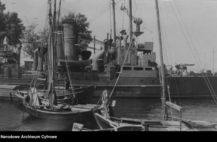 Łodzie rybackie oraz trałowiec ORP "Czajka" i za nim ORP "Mewa". Port Marynarki Wojennej w Pucku. Fot. Narodowe Archiwum Cyfrowe