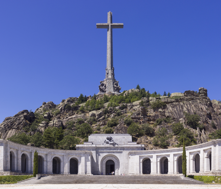 Valle de los Caidos (pol. Dolina Poległych) czyli Narodowy Pomnik Świętego Krzyża w Dolinie Poległych) – mauzoleum upamiętniające ofiary wojny domowej w Hiszpanii. Fot. Godot13, CC BY-SA 4.0 <https://creativecommons.org/licenses/by-sa/4.0>, via Wikimedia Commons