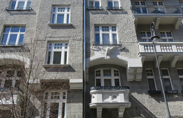 W Warszawie wyremontowano nietypową frontową elewację zabytkowej śródmiejskiej kamienicy