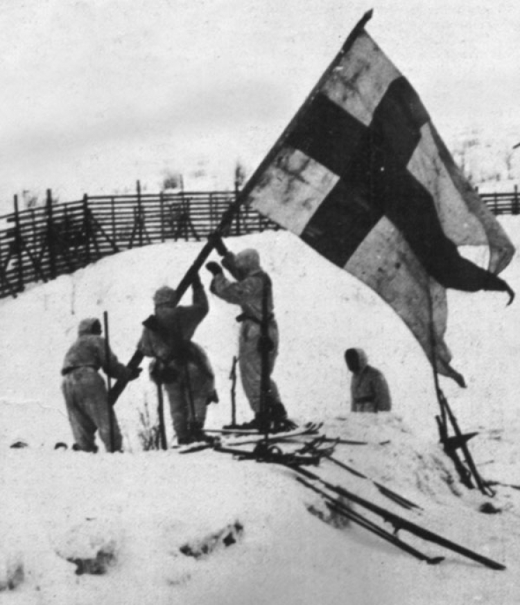 Fińscy żołnierze zatykają flagę na granicy z Norwegią. /Źródło: Wikipedia