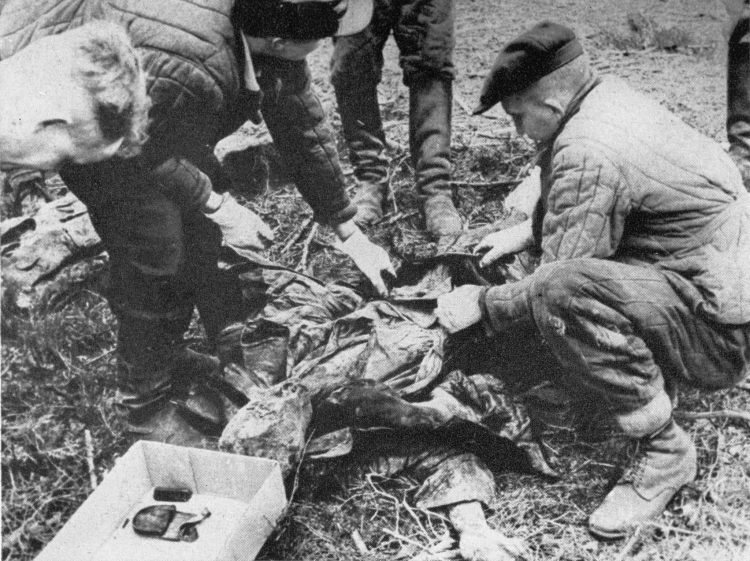 Katyń, prace ekshumacyjne (w 1943 r.) w miejscu pochowania ofiar zbrodni katyńskiej, fot. PAP/CAF