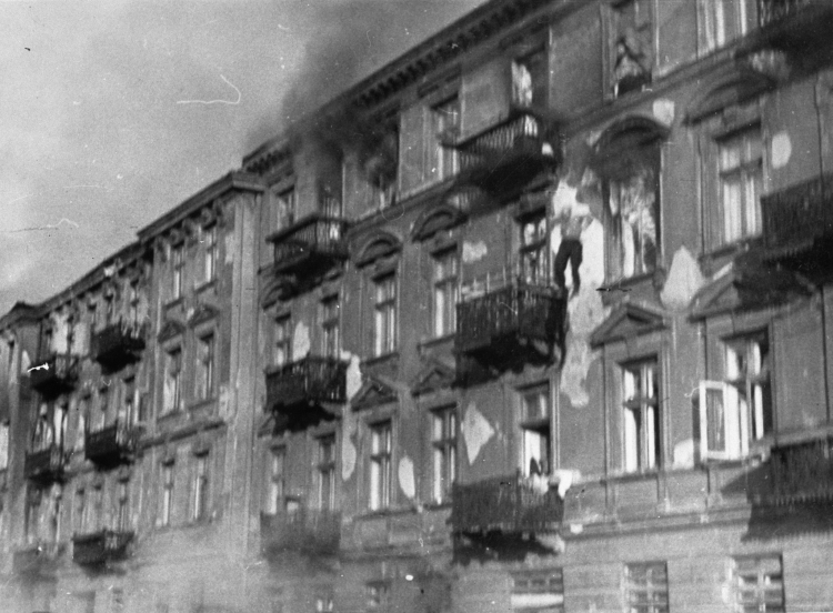 Powstanie w gettcie nie miało szans na sukces. Wielu jego uczestników wybrało samobójczą śmierć. Nz. Skaczący z okna płonącego budynku w warszawskim getcie, kwiecień 1943 r. PAP/CAF