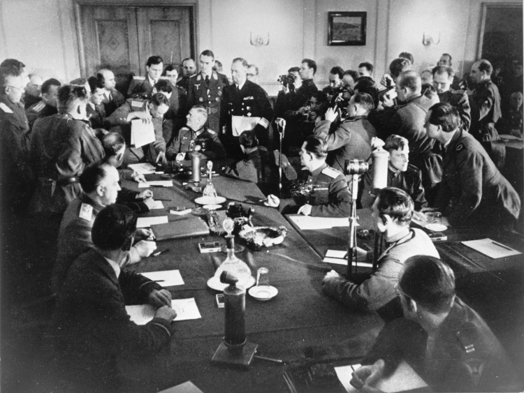 Feldmarszałek Wilhelm Keitel (u szczytu stołu) podpisał akt bezwarunkowej kapitulacji Niemiec, Berlin 8 maja 1945 r. PAP/CAF/APN