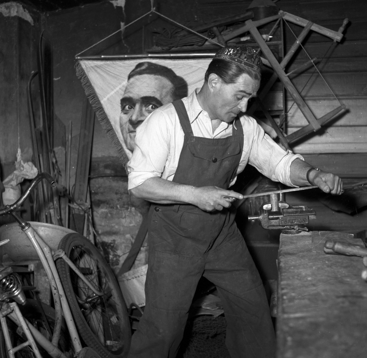 Aktor kabaretowy, teatralny i filmowy Adolf Dymsza (własc. Adolf Bagiński) od 1951 roku mieszkał z rodziną w Otwocku. Nz. aktor w swoim warsztacie, gdzie w wolnym czasie majsterkował i naprawiał stare przedmioty, 1956 r. PAP/Wiesław Prażuch
