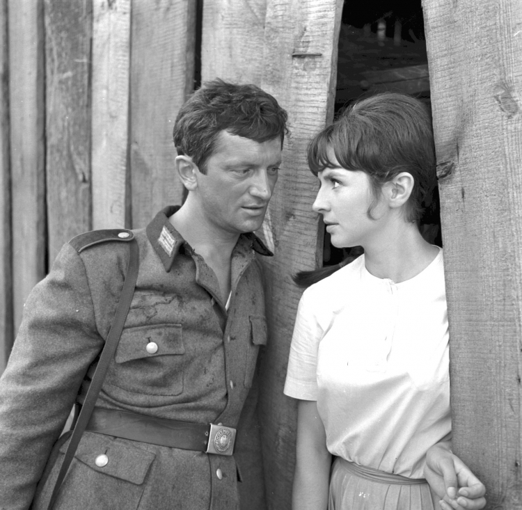Realizacja filmu "Jak rozpętałem drugą wojnę światową". Nz: Marian Kociniak i Joanna Jędryka, 1968 r. PAP/Witold Rozmysłowicz