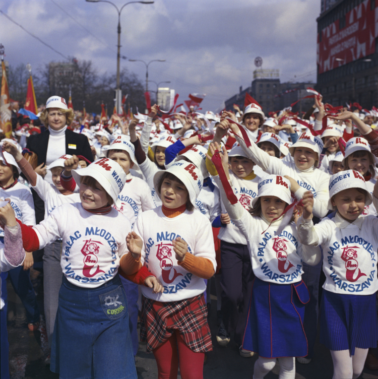 Dzieci z Pałacu Młodzieży w Warszawie w pochodzie pierwszomajowym na ulicy Marszałkowskiej, 1979 r. PAP/Leszek Łożyński