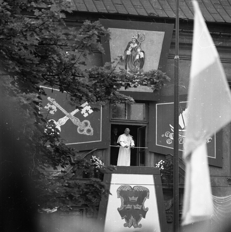 Pierwsza pielgrzymka papieża Jana Pawła II do Polski (2-10.06.1979). Ojciec Święty w oknie rezydencji biskupów krakowskich przy ul. Franciszkańskiej 3. Obok (z lewej) metropolita krakowski arcybiskup Franciszek Macharski. Fot. PAP/Tomasz Prażmowski