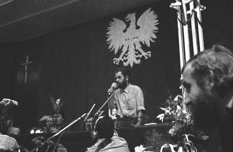 17 dzień strajku w Stoczni Gdańskiej. Nz. Andrzej Gwiazda /z mikrofonem/ na sali obrad Międzyzakładowej Komisji Strajkowej, 30 sierpnia1980 r.. dl PAP/CAF/Stefan Kraszewski
