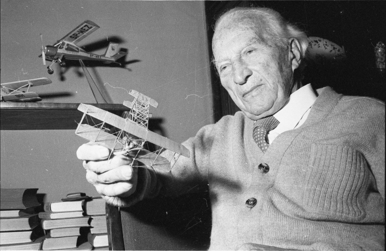 Michał Scipio del Campo w 95. urodziny z modelem samolotu z roku 1911, w którym odbył słynny lot nad Warszawą. Fot. PAP/CAF/Stanisław Jakubowski