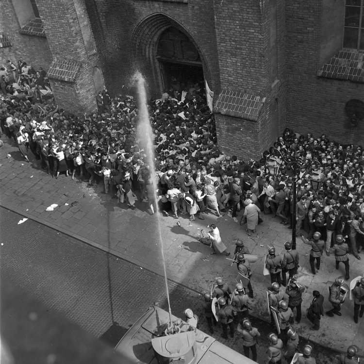 Stan wojenny. 1 maja 1983 r. Atak ZOMO na ludzi zgromadzonych przed katedrą św. Jana Chrzciciela na warszawskiej Starówce. Fot. PAP/Andrzej Rybczyński