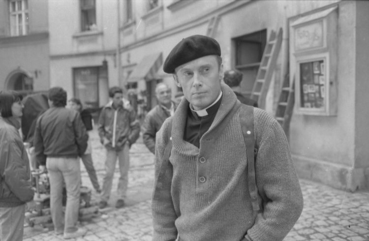 Realizacja zdjęć do filmu pt. „Przed sklepem jubilera”, reżyseria Michael Anderson. Sztukę pt. Przed sklepem jubilera, na podstawie której powstał scenariusz filmu napisał biskup krakowski, kardynał Karol Wojtyła (papież Jan Pweł II) w roku 1960. Na zdjęciu aktor Daniel Olbrychski jako Ksiądz Adam, Kraków 07.1987 r. PAP/Tadeusz Maciej Sochor