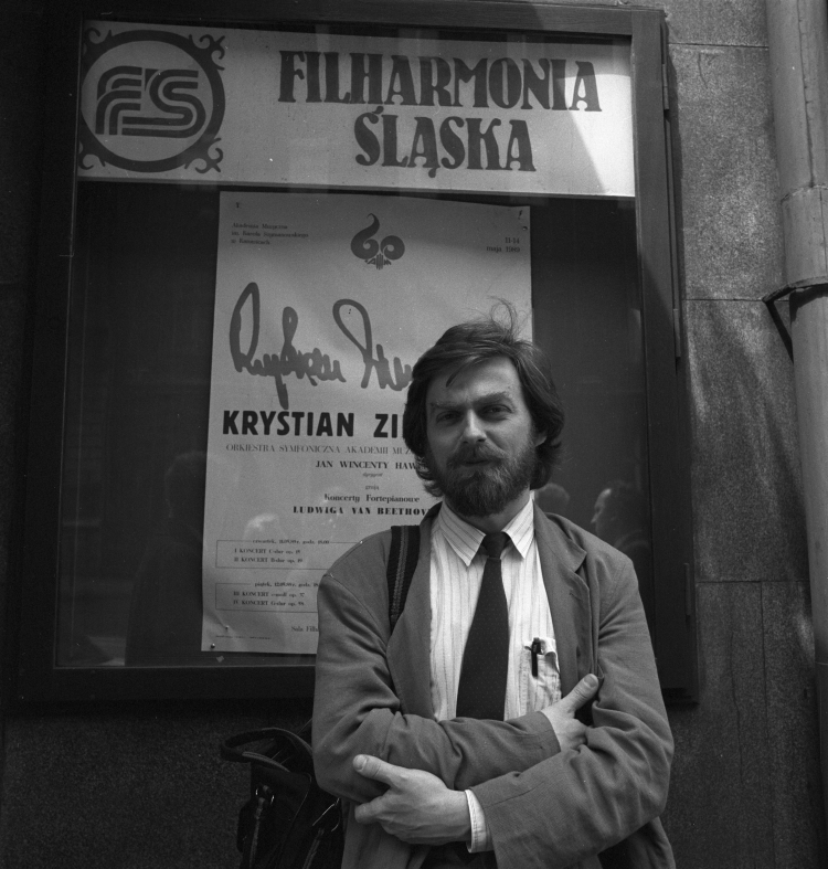 Pianista Krystian Zimerman na tle afisza przed gmachem Filharmonii Śląskiej, maj 1989 r. PAP/Grzegorz Rogiński