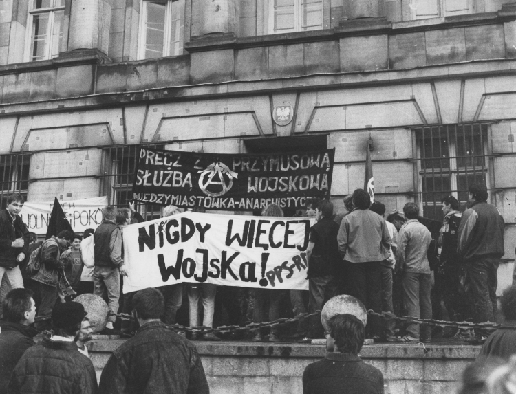 Wolność i Pokój - demonstracja we wrześniu 1989 r. w Warszawie. Fot. PAP/Witold Rozmysłowicz