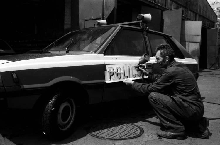 Przekształcenie Milicji w Policję. Nz. zmiana nazwy na radiowozach, Warszawa maj 1990 r. PAP/Witold Rozmysłowicz