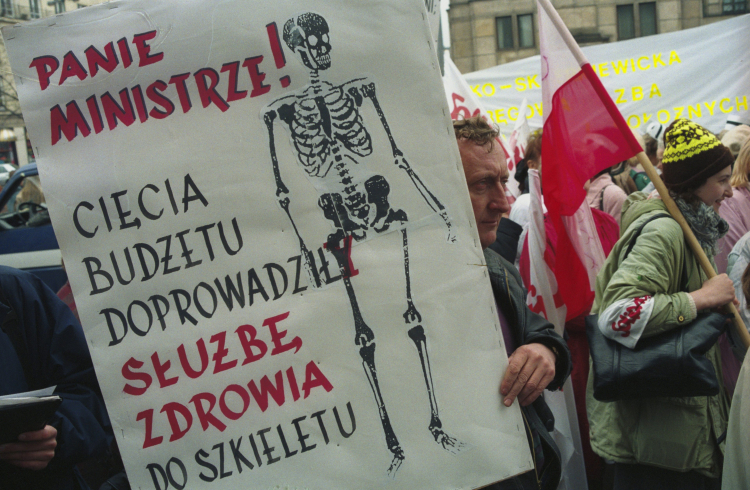 Biały Marsz - akcja protestacyjna pracowników służby zdrowia, 14 kwietnia 1994 r. Fot. PAP/Zbigniew Matuszewski