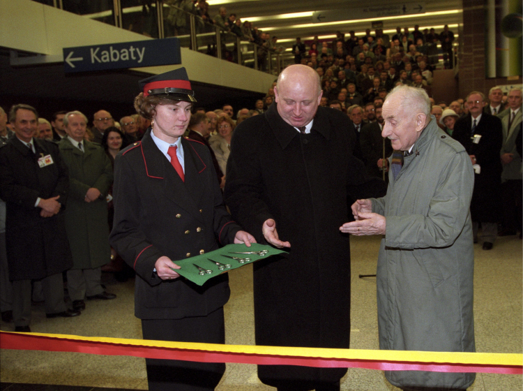 Uroczyste otwarcie pierwszego odcinka metra z Kabat do Politechniki. Nz. m.in. premier Józef Oleksy (C) PAP/Paweł Kopczyński