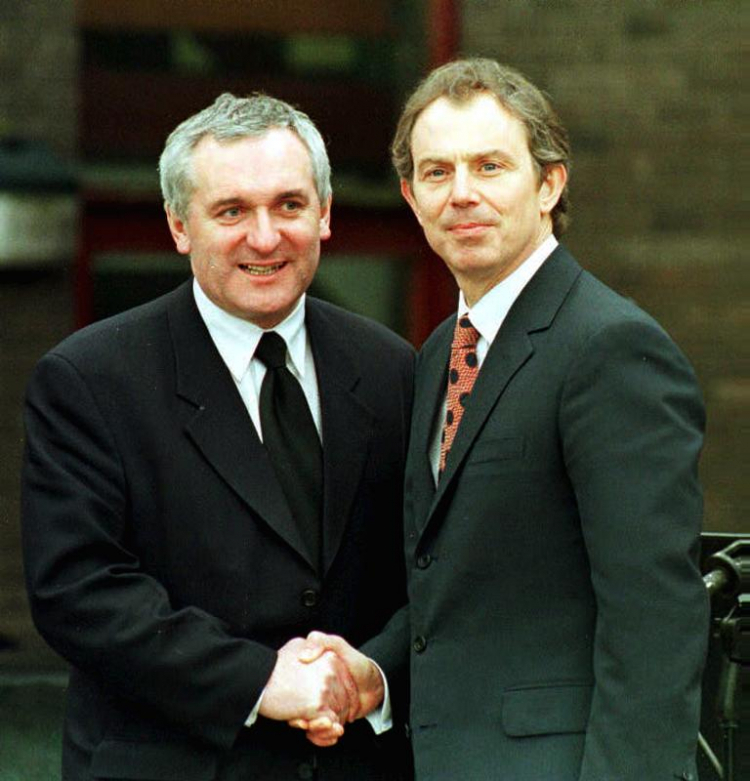 Brytyjski premier Tony Blair (z prawej) i premier Irlandii Bertie Ahern ściskają dłonie po oficjalnym ogłoszeniu o zawarciu historycznego porozumienia pokojowego w Irlandii Północnej. PAP/CAF-EPA