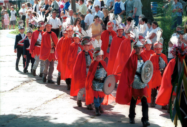 Parada Straży Wielkanocnych zwanych w tym regionie "Turkami” w Grodzisku koło Leżajska (Podkarpackie). Występy straży grobowych mają tu ponad 300-letnią tradycję. Grodzisko, 30 kwietnia 2000 r. PAP/Jerzy Paszkowski