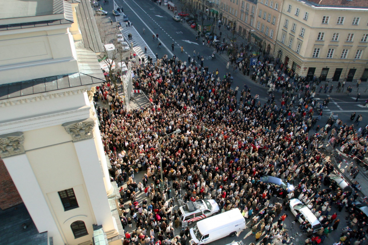 Wierni zgromadzeni przed kościołem św. Anny w Warszawie 2 kwietnia 2005 r. Kilka tysięcy osób uczestniczyło w mszy św. w intencji papieża, odprawionej po południu w akademickim kościele św. Anny w Warszawie. PAP/Tomasz Gzell