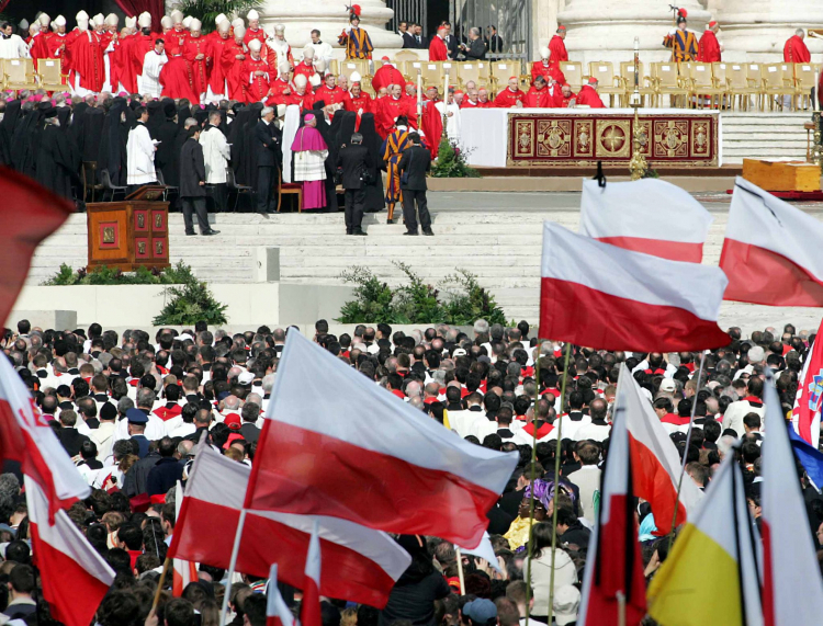 Uroczysta msza pogrzebowa papieża Jana Pawła II na placu św. Piotra w Watykanie. Fot. PAP/Paweł Kula bz/bp