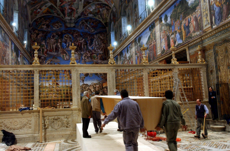 Na zdjęciu udostępnionym przez watykańską gazetę wieczorną "L'Osservatore Romano": pracownicy zaangażowani w prace przygotowawcze w Kaplicy Sykstyńskiej do zbliżającego się konklawe. Watykan, Watykan, 15 kwietnia 2005 r. PAP/EPA/VATICAN POOL