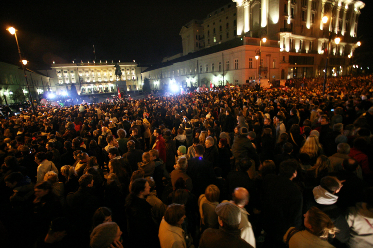 Warszawa w dniu katastrofy smoleńskiej, 10 kwietnia 2010 r., fot. PAP/Tomasz Gzell
