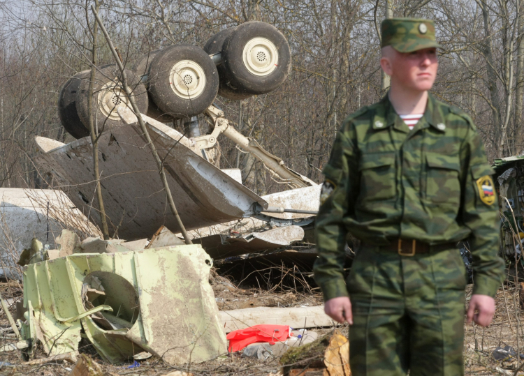 Rosyjski żołnierz przy wraku samolotu Tupolew Tu-154, w pobliżu lotniska w Smoleńsku. PAP/EPA/Sergei Chirikov