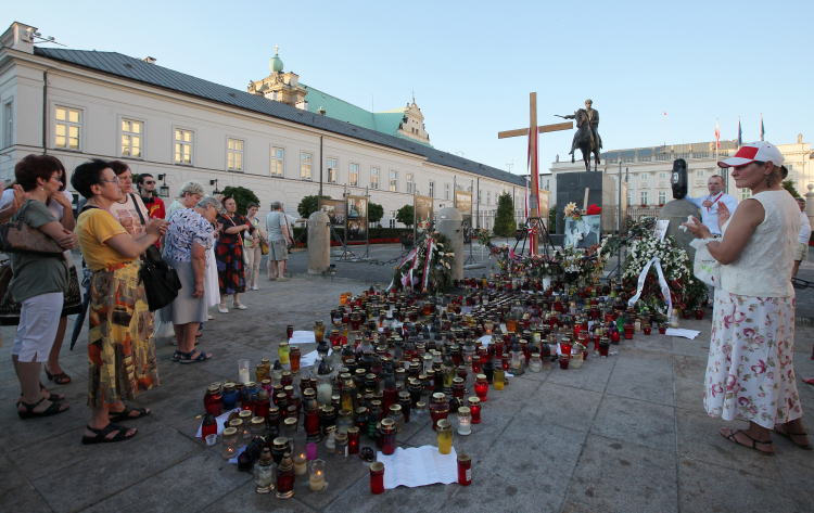 Warszawa po katastrofie smoleńskiej, krzyż przed Pałacem Prezydenckim, lipiec 2010, fot. PAP/Paweł Supernak