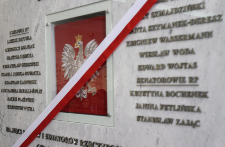 Tablica w gmachu Sejmu RP upamiętniająca parlamentarzystów, którzy zginęli 10 kwietnia 2010 r. w katastrofie smoleńskiej, fot. PAP/Bartłomiej Zborowski