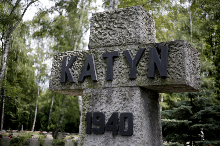Krzyż katyński na Cmentarzu Powązkowskim w Warszawie, fot. PAP/Leszek Szymański