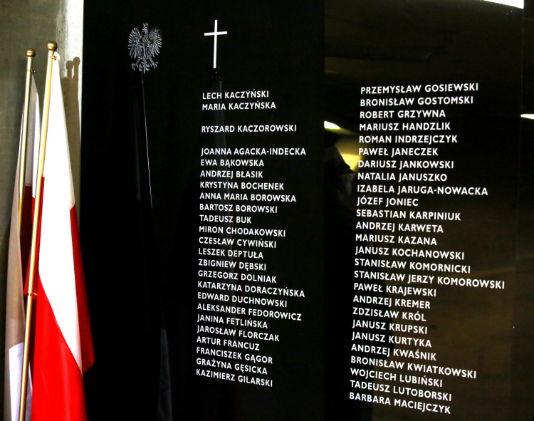 Tablica z listą ofiar katastrofy smoleńskiej w Świątyni Opatrzności Bożej w Warszawie,fot. PAP/Tomasz Gzell