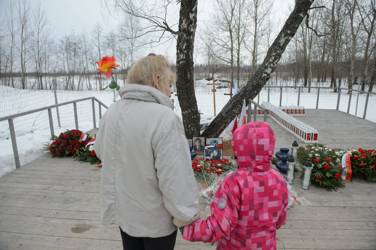 Mieszkańcy Smoleńska na miejsce katastrofy - zdjęcie z 10 kwietnia 2013 r. Fot. PAP/Wojciech Pacewicz