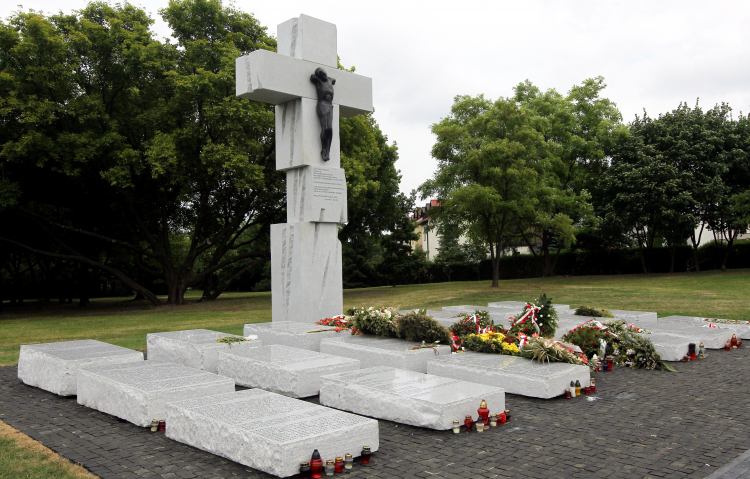 Pomnik poświęcony Ofiarom Zbrodni Wołyńskiej na Skwerze Wołyńskim w Warszawie. Fot. PAP/Radek Pietruszka