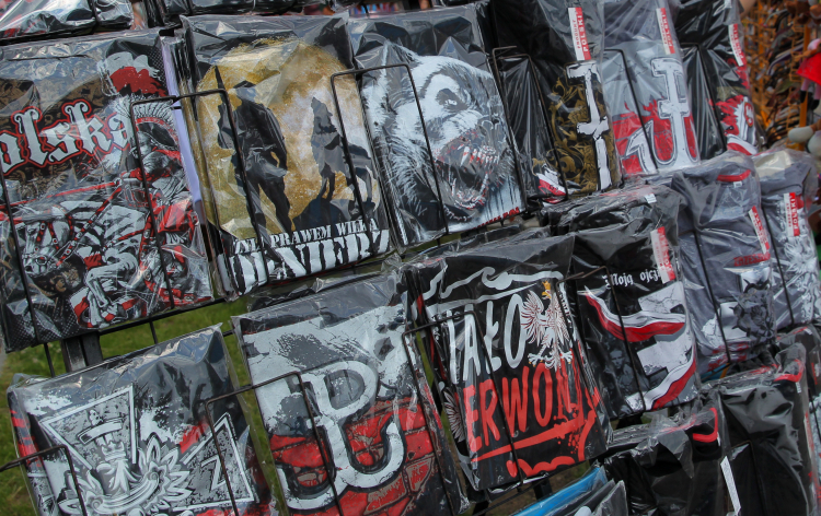 Koszulki z symbolami narodowymi i motywami patriotycznymi na stoisku handlowym podczas Ogólnopolskiego Festynu Rodzinnego z okazji Dnia Dziecka, zorganizowanego przez Caritas Diecezji Ełckiej oraz Urząd Miasta Ełku, 2016 r. Fot. PAP/Tomasz Waszczuk