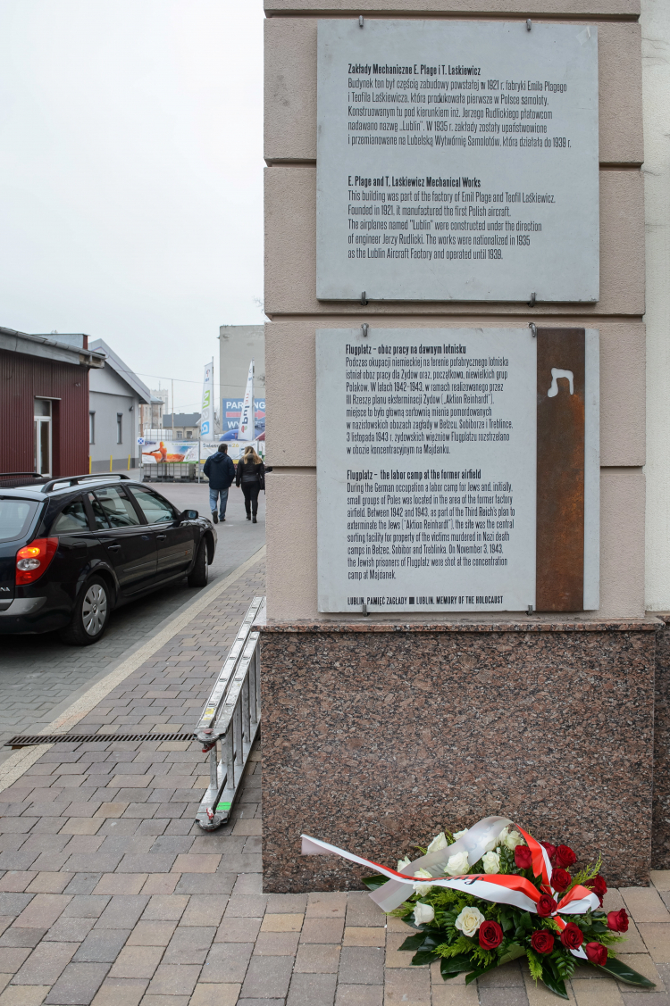 Tablica upamiętniająca ofiary Flugplatzu - niemieckiego obozu z czasów II wojny światowej w Lublinie, fot. PAP/Wojciech Pacewicz