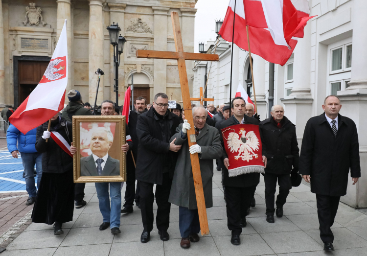 Uczestnicy miesięcznicy smoleńskiej w drodze przed Pałac Prezydencki w Warszawie, fot. PAP/Paweł Supernak