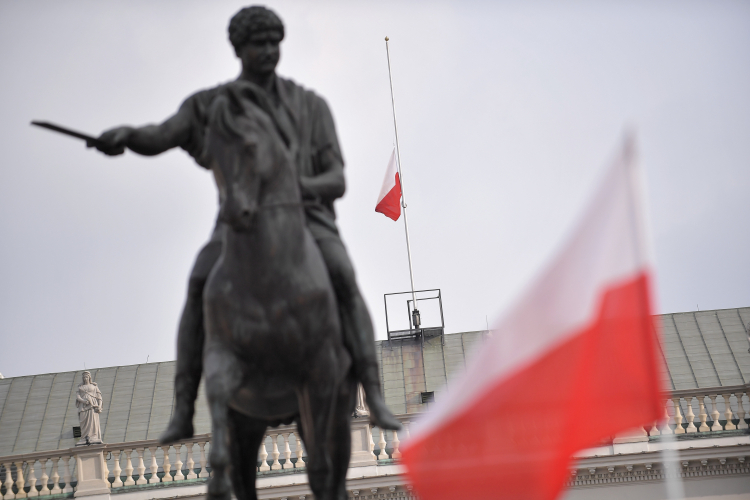 Opuszczona do połowy masztu flaga na Pałacu Prezydenckim, 2019 r. (mr) PAP/Marcin Obara