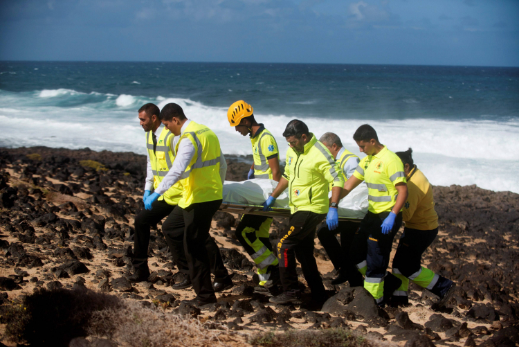 Ratownicy medyczni niosą ciało migranta na plaży w nadmorskim mieście Teguise na wyspie Lanzarote, Wyspy Kanaryjskie, 6 listopada 2019 r. PAP/EPA/Javier
